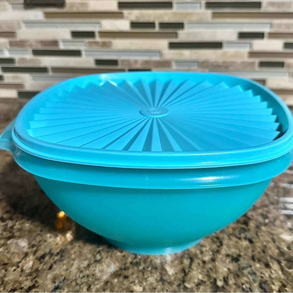 Tupperware servalier bowl 11 cups/2.6  liter ~ Bermuda Green